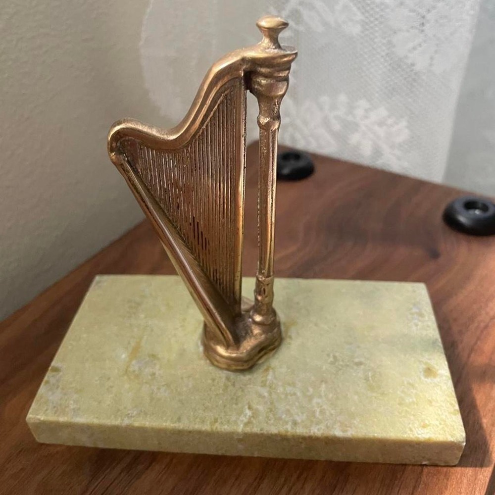 vintage brass miniature harp figurine mounted on a solid onyx marble stone base. - Picture 3 of 7